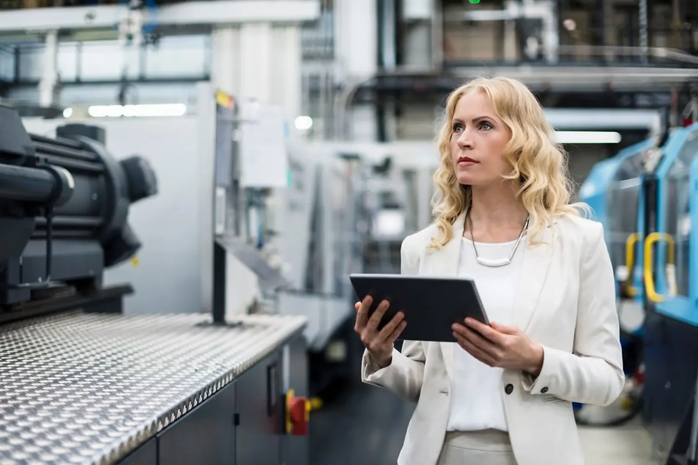 Uma especialista do sexo feminino está trabalhando em sistemas de produção em uma fábrica